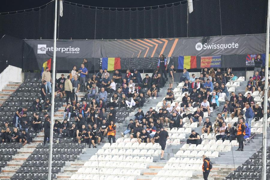 Însoțiți de drapele tricolore și steaguri roș-albastre, o parte a suporterilor români au luat deja loc în tribuna rezervată oaspeților de pe „Toumba” / foto: Ionuț Iordache (GSP) Campioana mândriei României » FCSB, victorie eroică pe Toumba, în fața lui PAOK