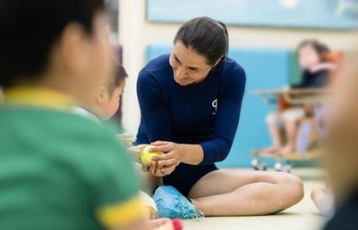 Monica Niculescu, alături de copiii fără familie la Hong Kong