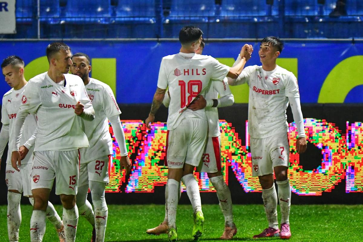 Dinamo a înotat cu folos în piscina de la Clinceni și urcă pe locul secund în Superliga » Clasamentul acum