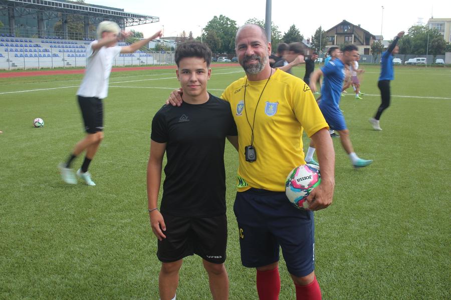 La Corona, Constantinescu îl are în lot și pe fiul său, Andrei. Foto: Justin Gafiuc (GSP) „E momentul Craiovei la titlu” » Susținător neașteptat pentru olteni: „Mușcam din adversari, la fel ca Rădoi” + Cursă cu mașini pe străzile Brașovului: „El cu BMW, eu cu VW Polo”