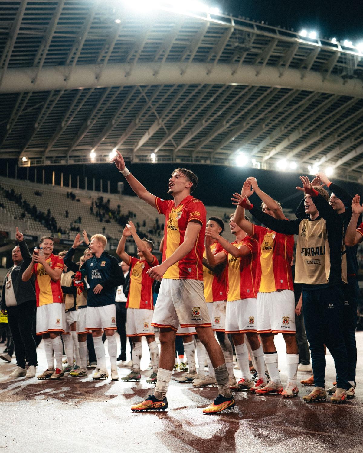 Învinsă de FCSB în prima rundă, Go Ahead Eagles a produs o mare surpriză joi seara » Deplasare impresionantă a fanilor olandezi