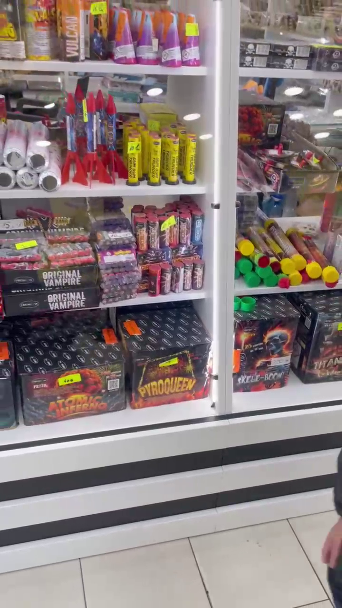 Torțe și fumigene la liber în mall! Poliția a confiscat peste 16.000 de articole pirotehnice cu o zi înaintea meciului FCSB - Young Boys » Rapid, amenzi de 500.000 de euro