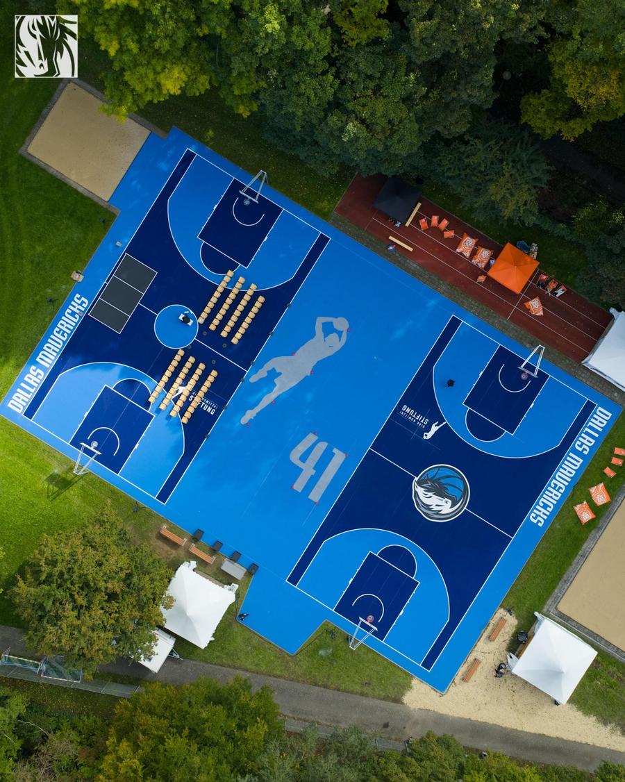 Dallas Mavericks a inaugurat un teren în Wurzburg, orașul natal al lui Dirk Nowitzki/Foto: Facebook (Dallas Mavericks) Dallas Mavericks a inaugurat un teren în Wurzburg, orașul natal al lui Dirk Nowitzki: „E o legendă a baschetului internațional”