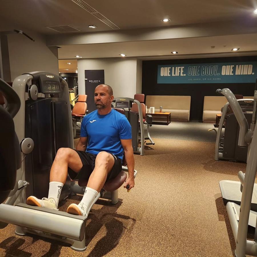 Marian Constantinescu e și azi un fanatic al lucrului la sala de forță. Foto: www.instagram.com/marianconstantinescu.official/ „E momentul Craiovei la titlu” » Susținător neașteptat pentru olteni: „Mușcam din adversari, la fel ca Rădoi” + Cursă cu mașini pe străzile Brașovului: „El cu BMW, eu cu VW Polo”