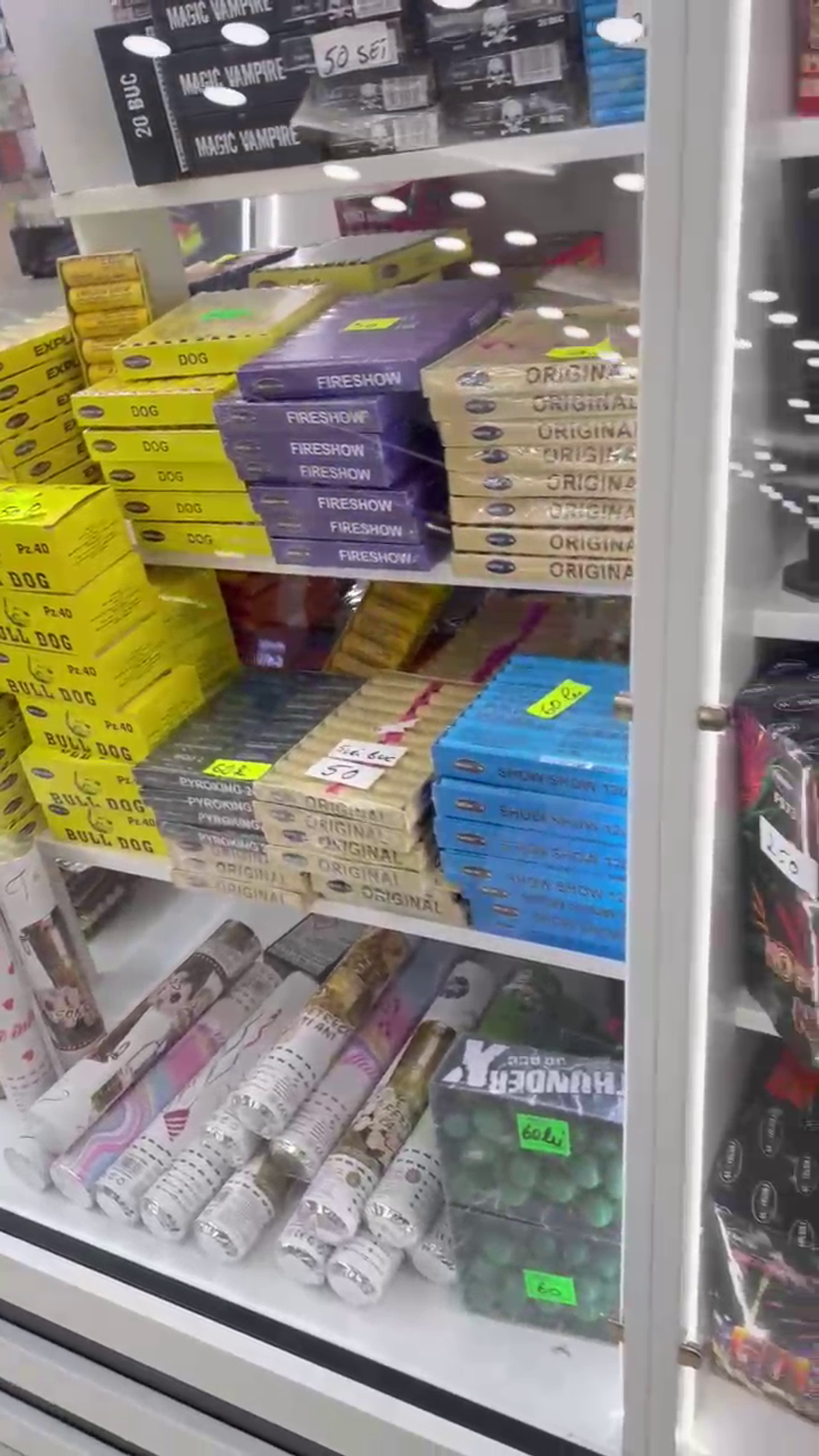 Articole pirothenice în mall