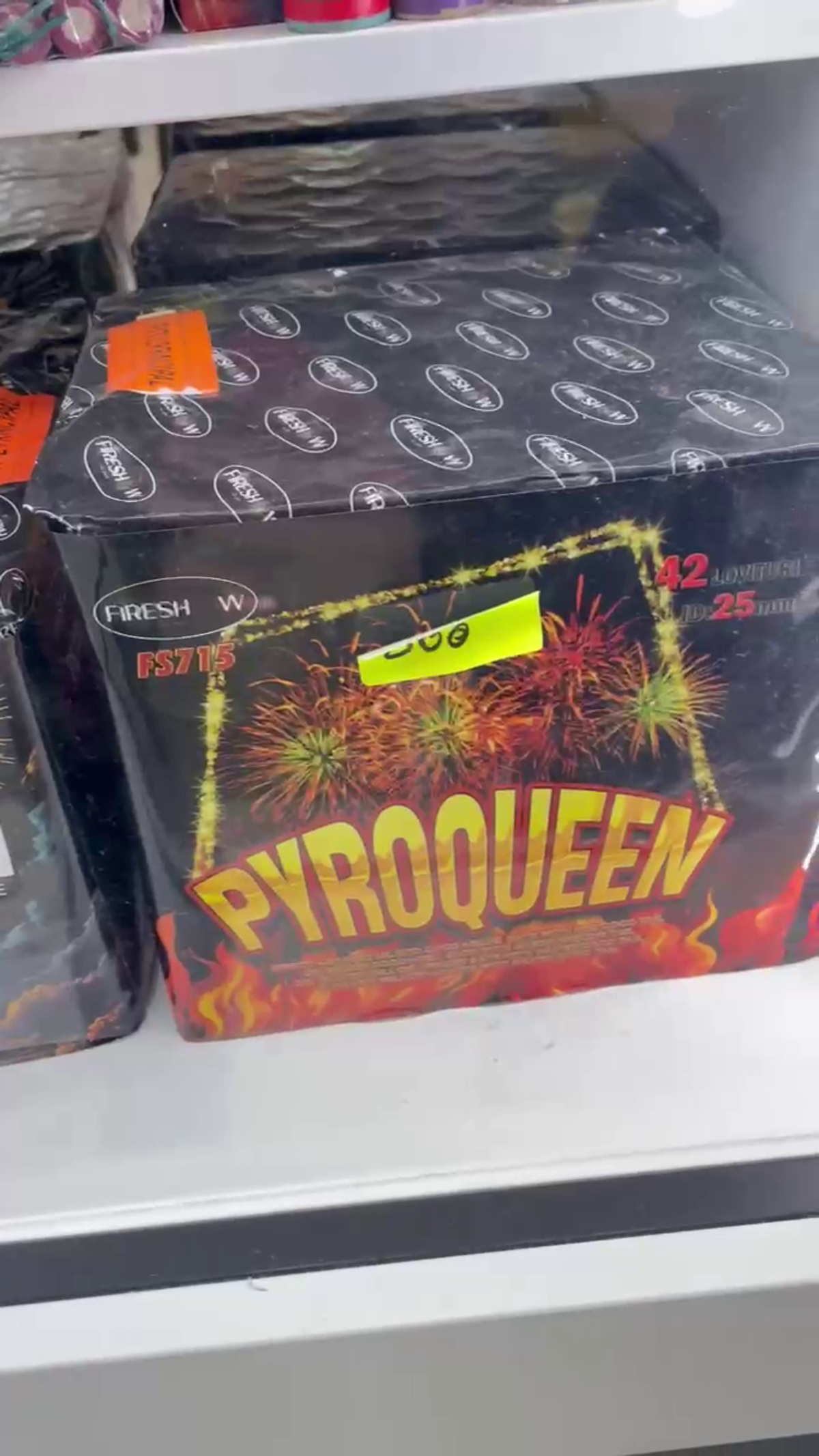 Articole pirothenice în mall