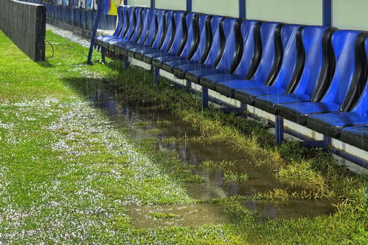 Dinamo - Slobozia, la un pas să fie AMÂNAT! Organizatorii și fanii au ajutat la îndepărtarea apei