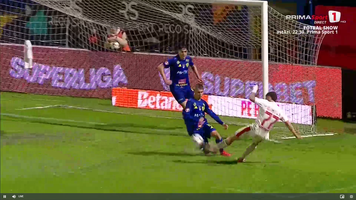 Dinamoviștii au cerut penalty după șutul lui Armstrong