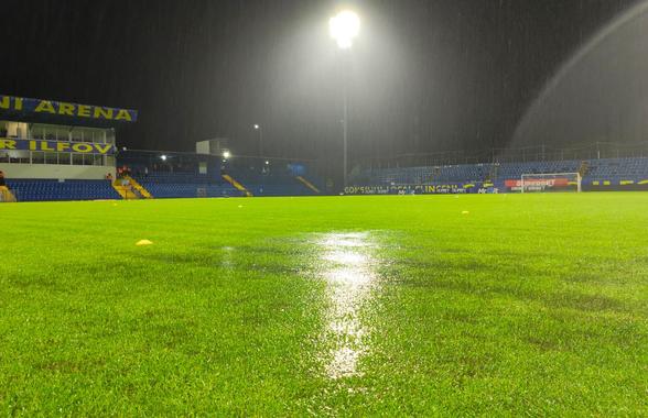 Dinamo - Slobozia, la un pas să fie AMÂNAT! Organizatorii și fanii au ajutat la îndepărtarea apei