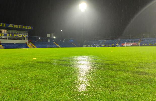 Dinamo - Slobozia, la un pas să fie AMÂNAT! Organizatorii și fanii au ajutat la îndepărtarea apei
