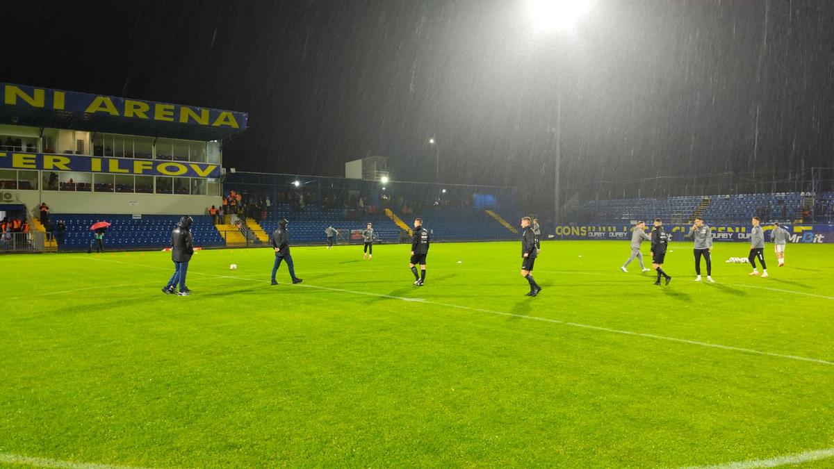 Dinamo - Slobozia, la un pas să fie AMÂNAT! Organizatorii și fanii au ajutat la îndepărtarea apei