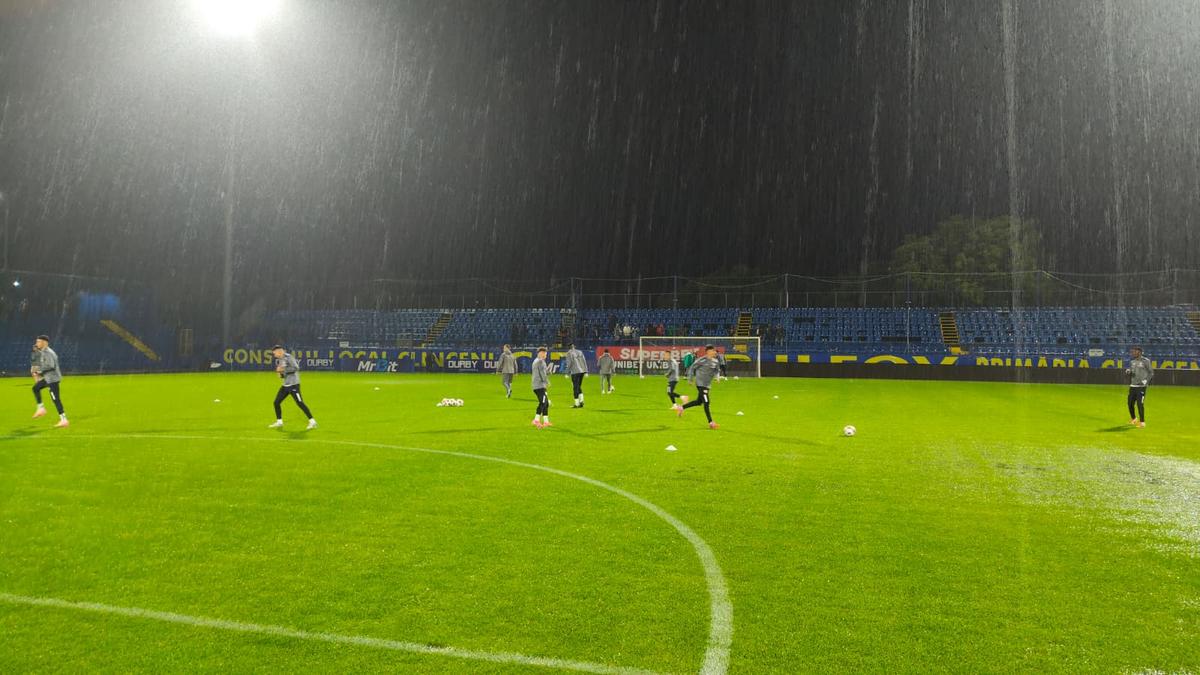 Dinamo - Slobozia, la un pas să fie AMÂNAT! Organizatorii și fanii au ajutat la îndepărtarea apei
