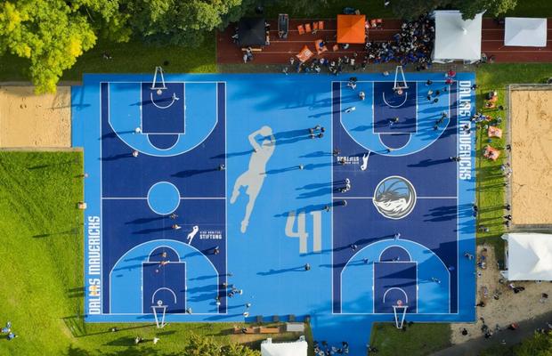Dallas Mavericks a inaugurat un teren în Wurzburg, orașul natal al lui Dirk Nowitzki: „E o legendă a baschetului internațional”