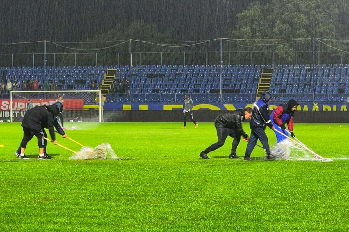 Dinamo - Slobozia, la un pas să fie AMÂNAT! Organizatorii și fanii au ajutat la îndepărtarea apei