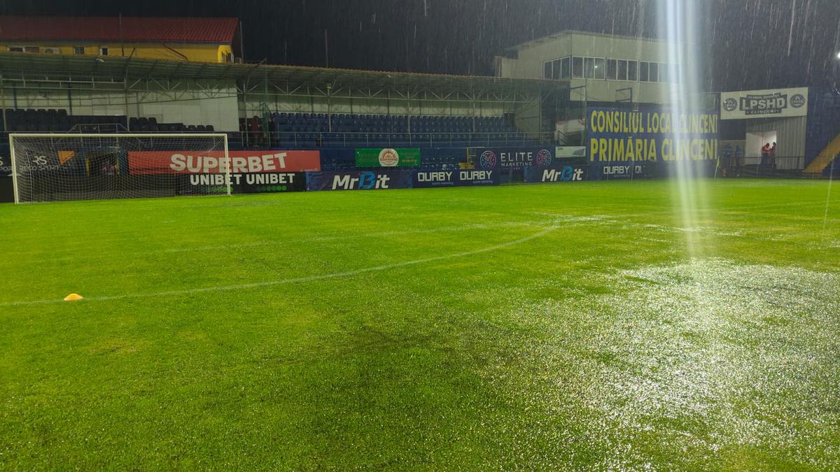 Dinamo - Slobozia, la un pas să fie AMÂNAT! Organizatorii și fanii au ajutat la îndepărtarea apei