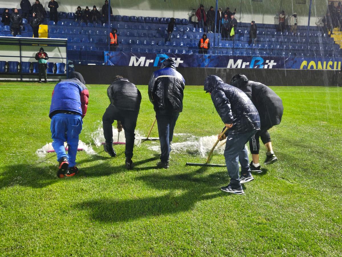 Dinamo - Slobozia, la un pas să fie AMÂNAT! Organizatorii și fanii au ajutat la îndepărtarea apei