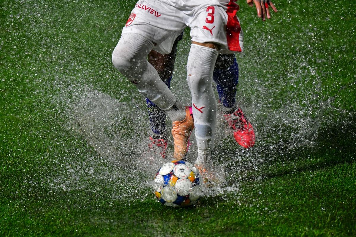 Dinamo a înotat cu folos în piscina de la Clinceni și urcă pe locul secund în Superliga » Clasamentul acum