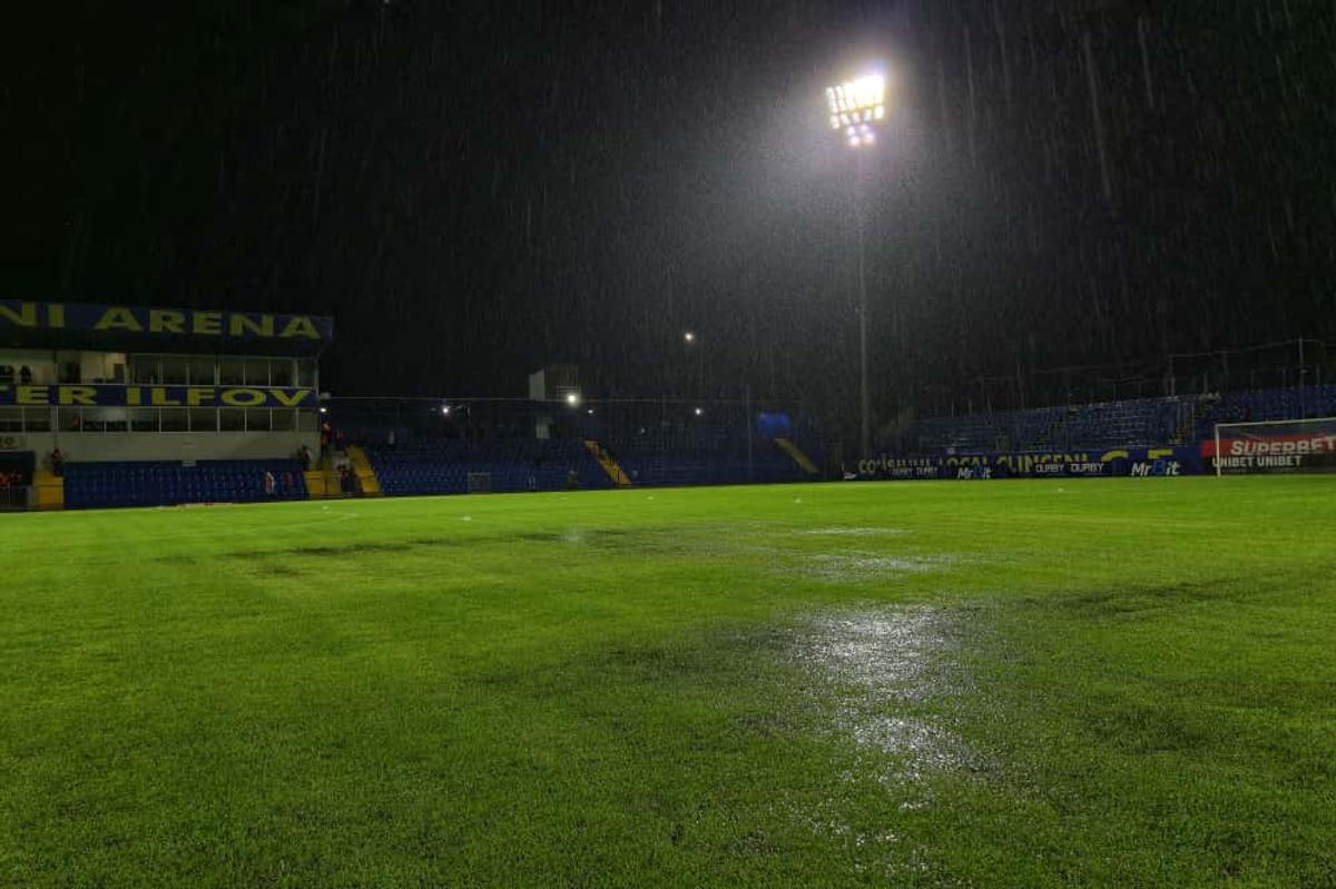 Dinamo - Slobozia, la un pas să fie AMÂNAT! Organizatorii și fanii au ajutat la îndepărtarea apei