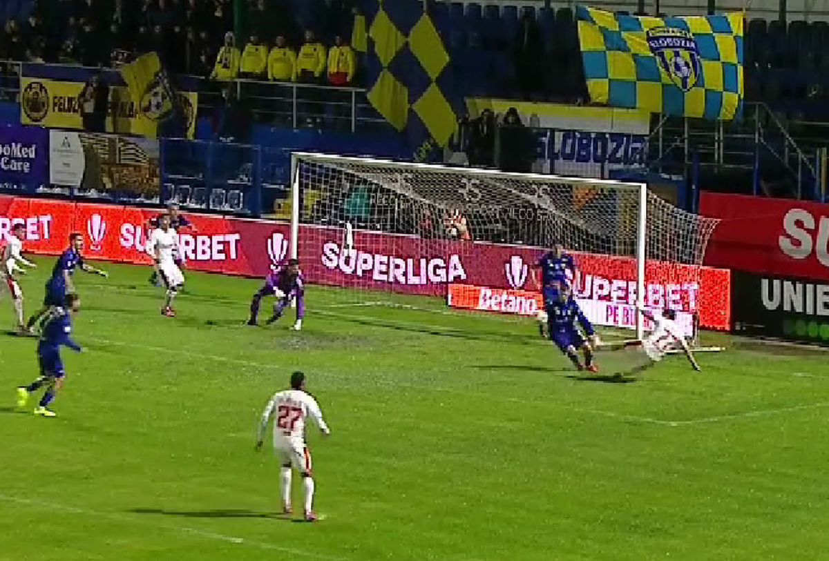 Dinamoviștii au cerut penalty după șutul lui Armstrong