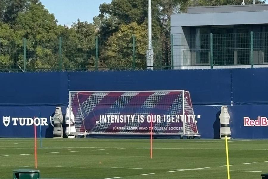 Citatul lui Klopp a fost instalat în spatele unei porți / Foto: Bild Cultul personalității?! Clubul la care „totul e Klopp”