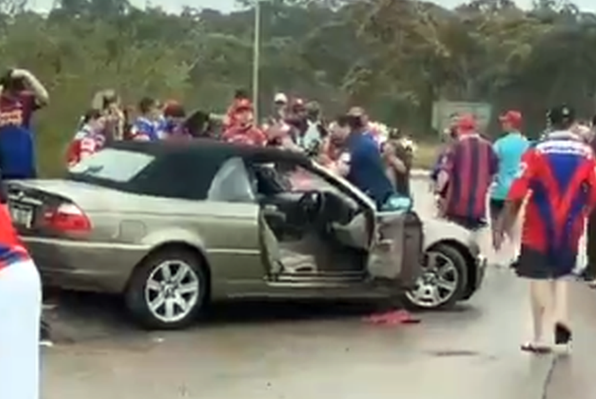 Clipe de groază înainte de marea finală! » Un șofer de 18 ani a intrat cu mașina în mulțime
