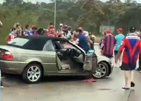 Clipe de groază înainte de marea finală! » Un șofer de 18 ani a intrat cu mașina în mulțime