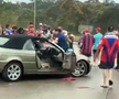 Zece persoane rănite, după ce o mașină a intrat în mulțime