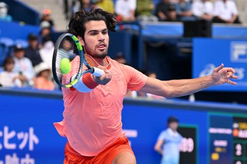 Carlos Alcaraz în acțiune în turneul de la Tokyo Foto: Guliver/GettyImages