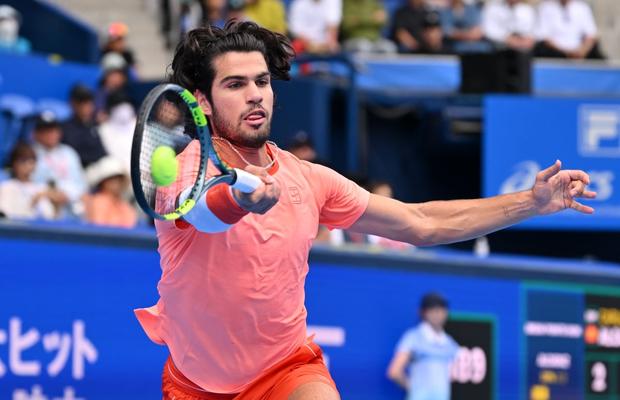 Carlos Alcaraz continuă cursa de apărare a titlului de la Tokyo: victorie cu 4 mingi de set salvate și cel mai spectaculos punct