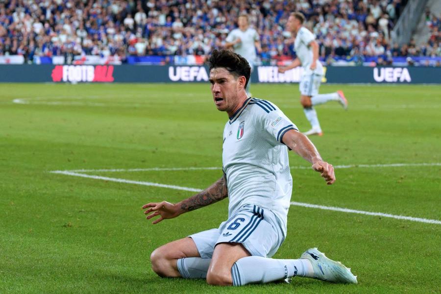 Alessandro Bastoni sărbătorește golul marcat în poarta Franței în egalul Italiei (1-1) din Liga Națiunilor / Foto: Imago Strategia lui Chivu a revitalizat un jucător al naționalei Italiei » „A făcut din discursul său o mantră la Inter!”