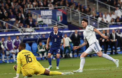 Alessandro Bastoni îl învinge pe Mike Maignan cu un șut deviat în meciul Franța - Italia (1-1) din Liga Națiunilor / Foto: Imago