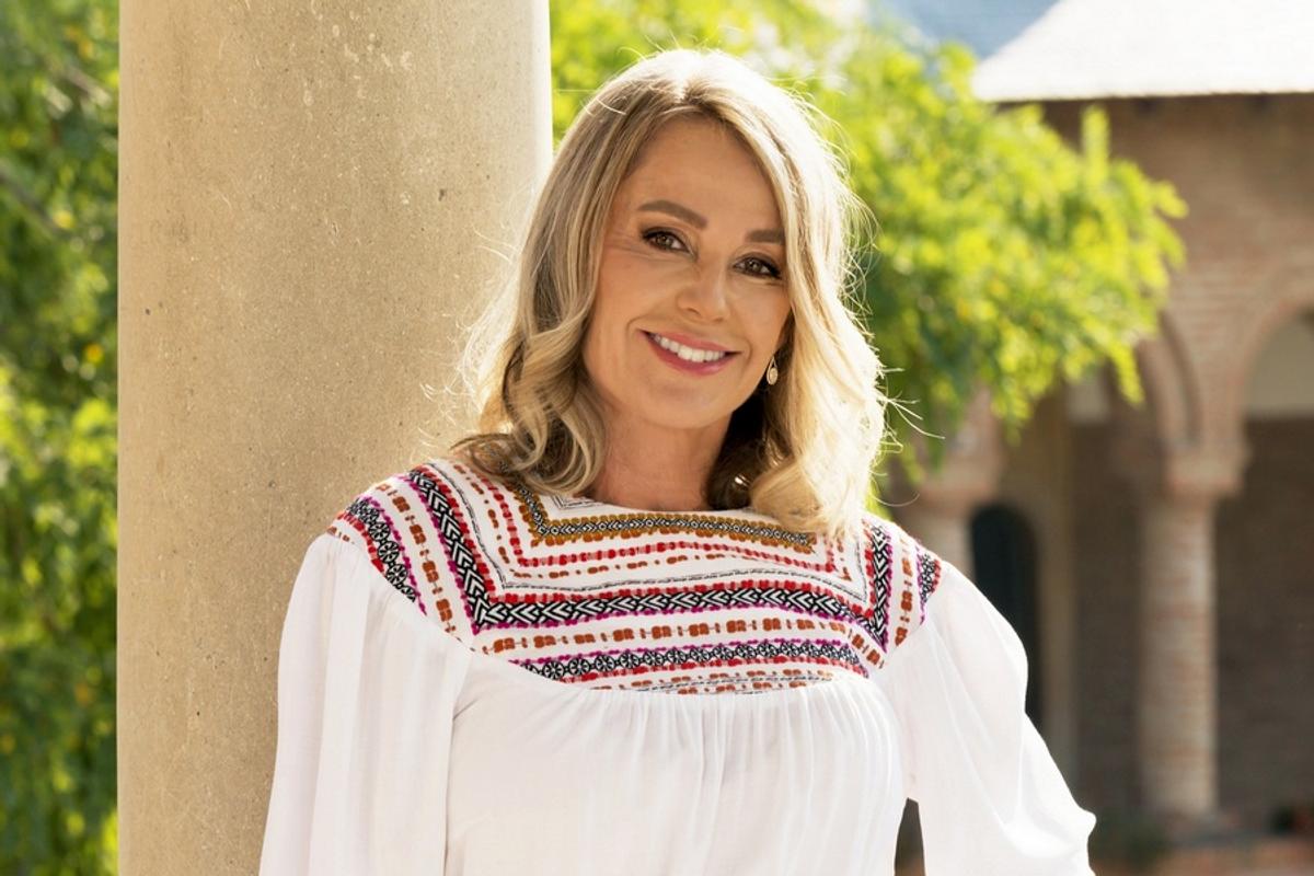 FOTO & VIDEO Pictorial de campioană! Nadia Comăneci a îmbrăcat ținute create special pentru ea, într-o ședință foto realizată la Palatul Mogoșoaia