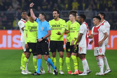 Mats Hummels (32 de ani) a fost eliminat în minutul 29 al partidei Borussia Dortmund - Ajax Amsterdam, scor 1-3, din grupa C a Ligii Campionilor. Gazdele au contestat aprig decizia.