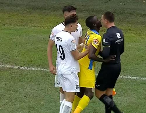 Sory Diarra (21 de ani), atacantul celor de la Petrolul, s-a declarat șocat de incidentul cu tentă rasistă petrecut în partida cu Astra, câștigată de ploieșteni cu 2-1. Președintele adversarei se apără și își expune propria variantă.