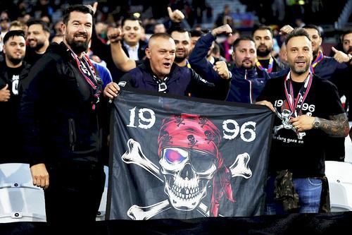 Gheorghe Mustață, cel care ține un steag de brigadă FCSB, foto: Imago