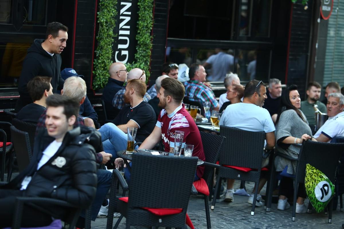 Cârciumarii din Centrul Vechi s-au întrecut în oferte pentru „ciocănari” » Cum i-au atras pe britanici la terase înainte de FCSB - West Ham