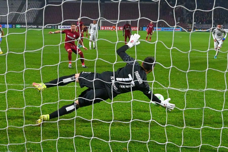 Execuția lui Deac e ghicită de goalkeeper-ul oaspeților, dar arbitrul dictează repetarea loviturii de pedeapsă / foto: Raed Krishan (GSP) Moment rar de rătăcire! Cum a ratat Ciprian Deac de două ori într-un minut de la punctul cu var
