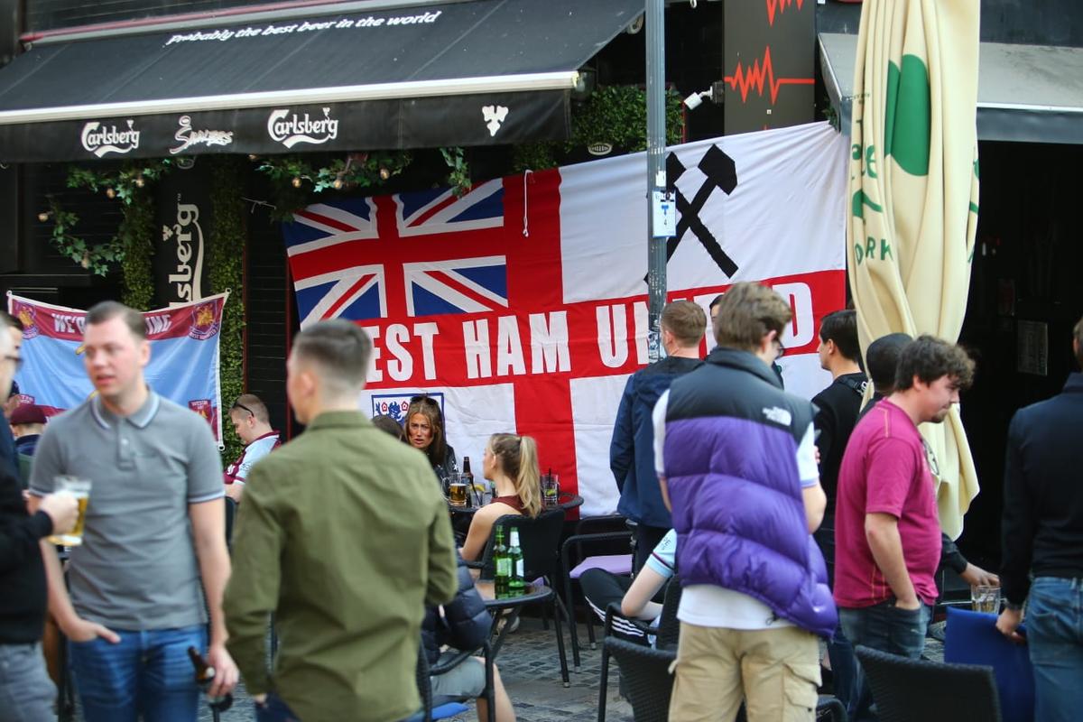 Cârciumarii din Centrul Vechi s-au întrecut în oferte pentru „ciocănari” » Cum i-au atras pe britanici la terase înainte de FCSB - West Ham