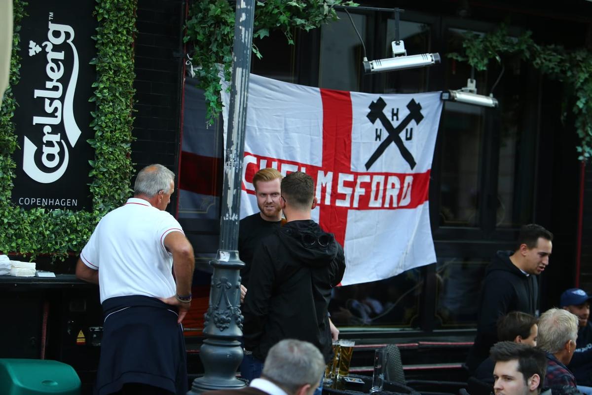 Cârciumarii din Centrul Vechi s-au întrecut în oferte pentru „ciocănari” » Cum i-au atras pe britanici la terase înainte de FCSB - West Ham