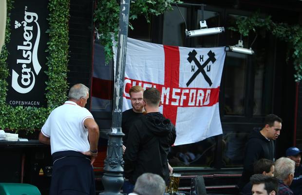 Cârciumarii din Centrul Vechi s-au întrecut în oferte pentru „ciocănari” » Cum i-au atras pe britanici la terase înainte de FCSB - West Ham