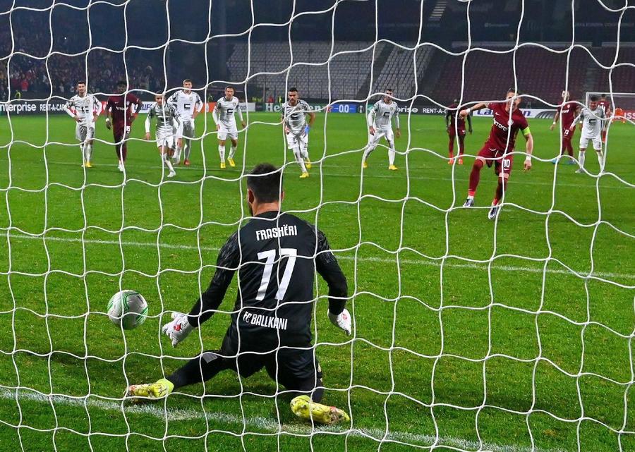 Deac ratează din nou, execuția sa fiind blocată de portar / foto: Raed Krishan Moment rar de rătăcire! Cum a ratat Ciprian Deac de două ori într-un minut de la punctul cu var