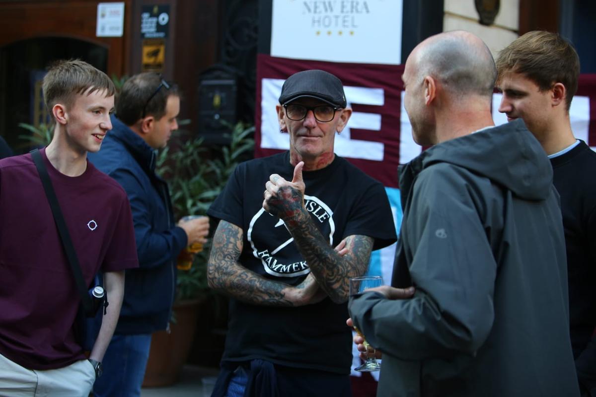 Cârciumarii din Centrul Vechi s-au întrecut în oferte pentru „ciocănari” » Cum i-au atras pe britanici la terase înainte de FCSB - West Ham