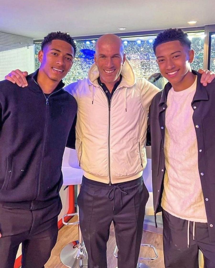 Jude Bellingham, alături de fratele lui, Jobe, și Zinedine Zidane. Foto: Twitter Jude Bellingham, interviu amplu în presa spaniolă » Cel mai în formă jucător al lumii, descriere a momentului când a pășit pentru prima dată în vestiarul lui Real Madrid: „Mă întrebam: «Tipul ăsta mănâncă aur?»”