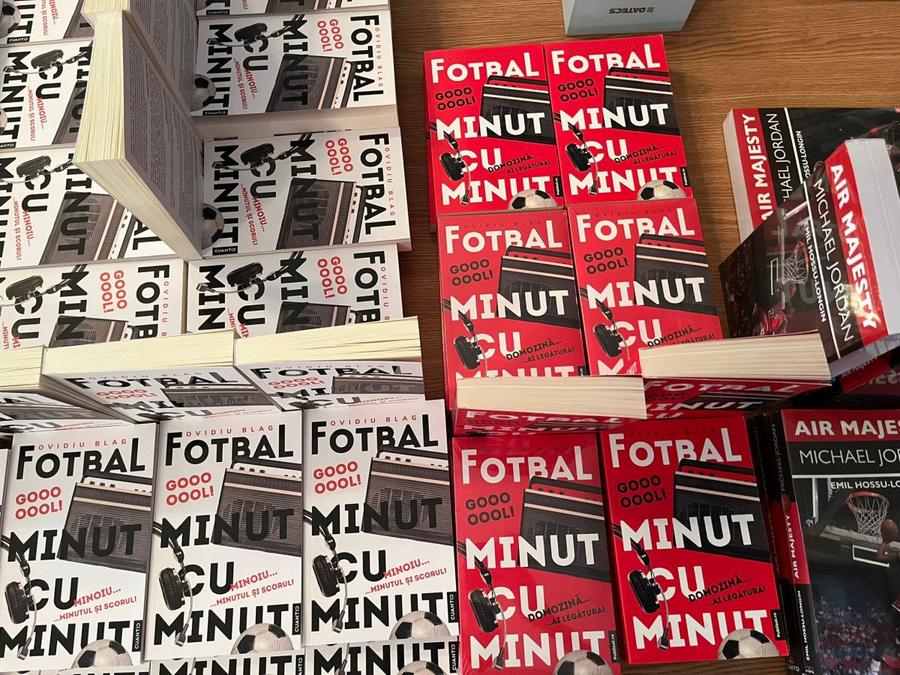Cele două volume ale cărții „Fotbal minut cu minut” (cel alb este volumul 2) S-a lansat al doilea volum al cărții „Fotbal minut cu minut”!