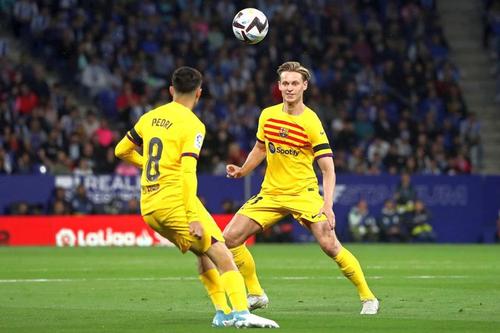 Pedri (20 de ani) a fost inclus de FC Barcelona în lot pentru meciul cu Real Sociedad. Revenirea lui Frenkie de Jong (26 de ani) se amână.