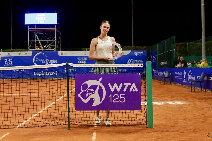 Anca Todoni cu trofeul de la Bari Foto: Instagram Anca Todoni, la a doua finală WTA 125 din carieră » Parcurs dominant în turneul de la Santa Cruz