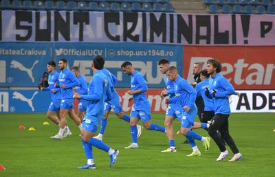 Mesajul apărut în peluză cu 20 de minute înainte de start la Craiova - FCSB: „Răbdarea s-a terminat”