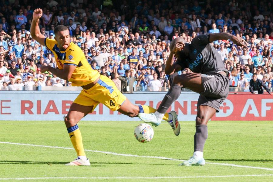 Romelu Lukaku a făcut mai mult balet și a bătut pasul pe loc în duelurile cu Isak Hien / Foto: Imago Maradonazo! Gasperini Ademolat liderul