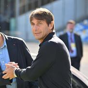 Antonio Conte, mai tânăr cu 11 ani decât Gian Piero Gasperini, nu-și poate privi în ochi învingătorul / Foto: Imago