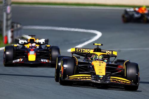 Lando Norris și Max Verstappen luptă pentru titlul mondial la piloți